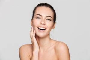 femme souriante à la peau clair