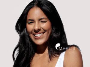 Femme à la peau matte faisant un clin d'oeil